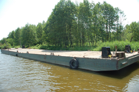 Barka typu W2 do przewozu m.in. czołgów, w czasie akcji 7/07 będzie pływającym posterunkiem granicznym. / Mateusz Laszczkowski