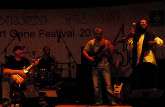Zumbaland i Pako Sarr - podczas finału sobotniego koncertu Art Gene 2013, Tbilisi / Witek Hebanowski