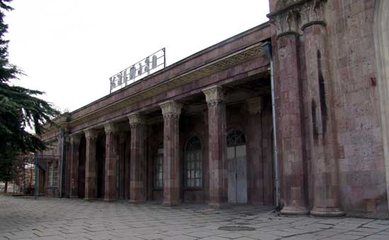 Rustavi Train Station / Kote Jincharadze